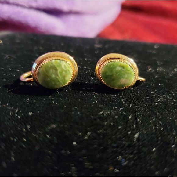 Sarah Coventry 12kt Gold Filled Jade Goddess Screw‎ Back Earrings 1967 Catalogue - Picture 1 of 11